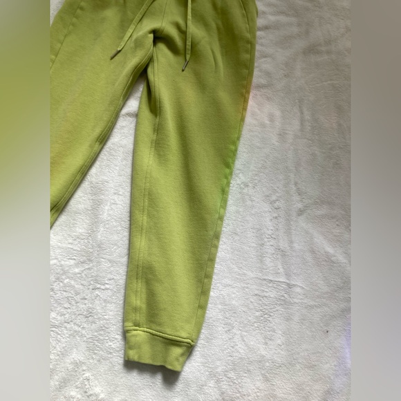 Lululemon Scuba High-Rise Jogger Size 4 Wasabi Yellow Green - Picture 5 of 6